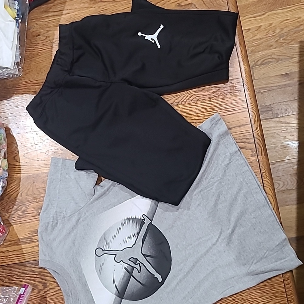 Jordan pants and t-shirt set size youth medium